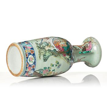 A famille rose vase, late Qing dynasty, 19th Century.