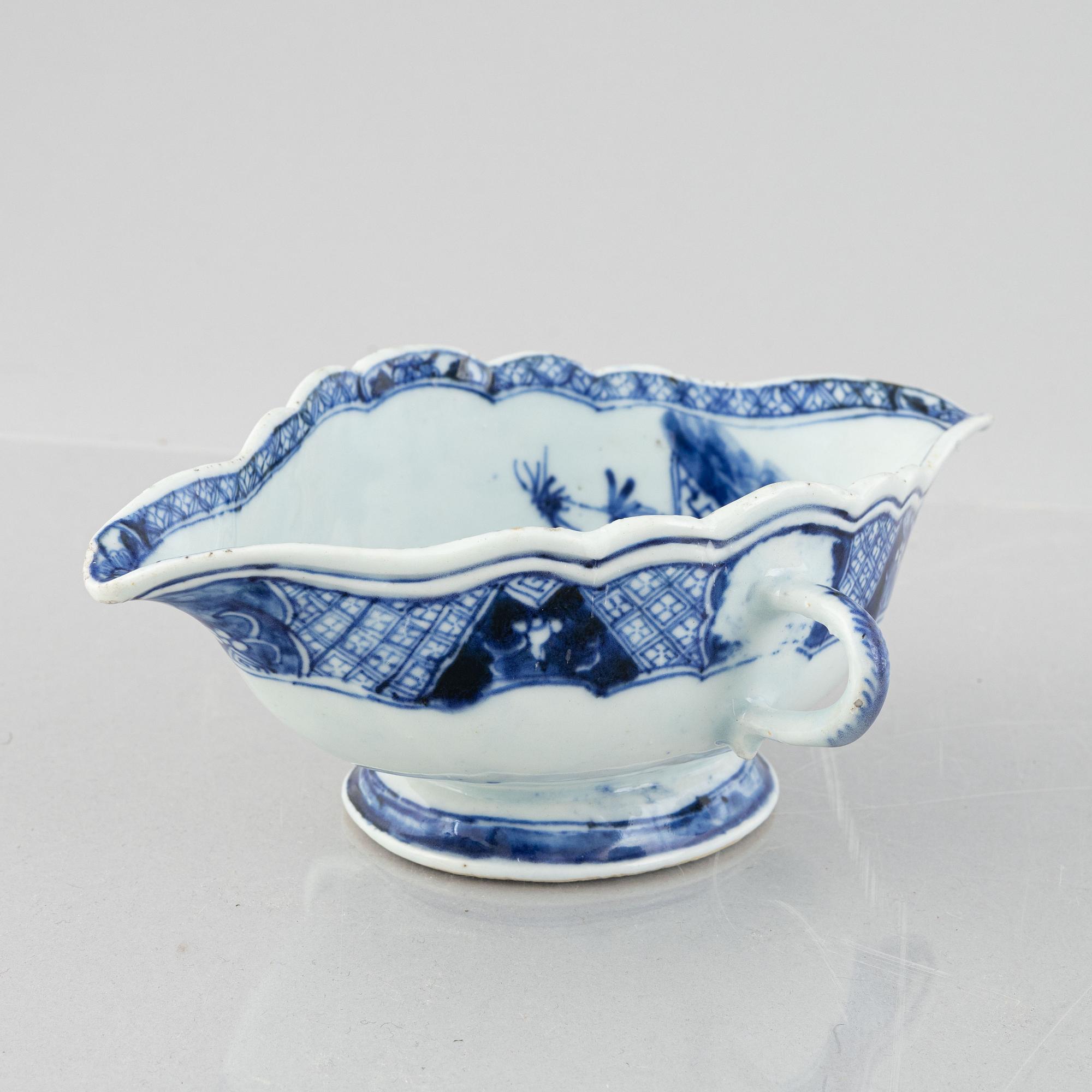 A blue and white export porcelain serving dish and sauce bowl, China, Qianlong, (1736-95).