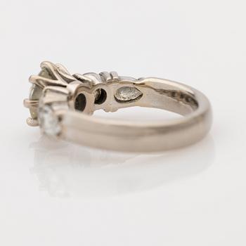Ring, 18k guld med 5 diamanter.