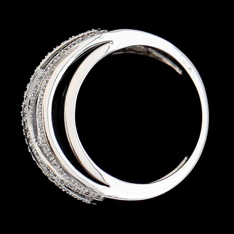 RING, 14K vitguld, onyx och briljantslipade diamanter tot ca 0.33 ct. Vikt ca 8 g.