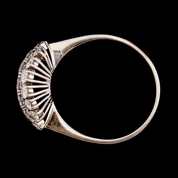 RING, 18 k vitguld, 19 briljantslipade diamanter tot ca 0.69 ct.