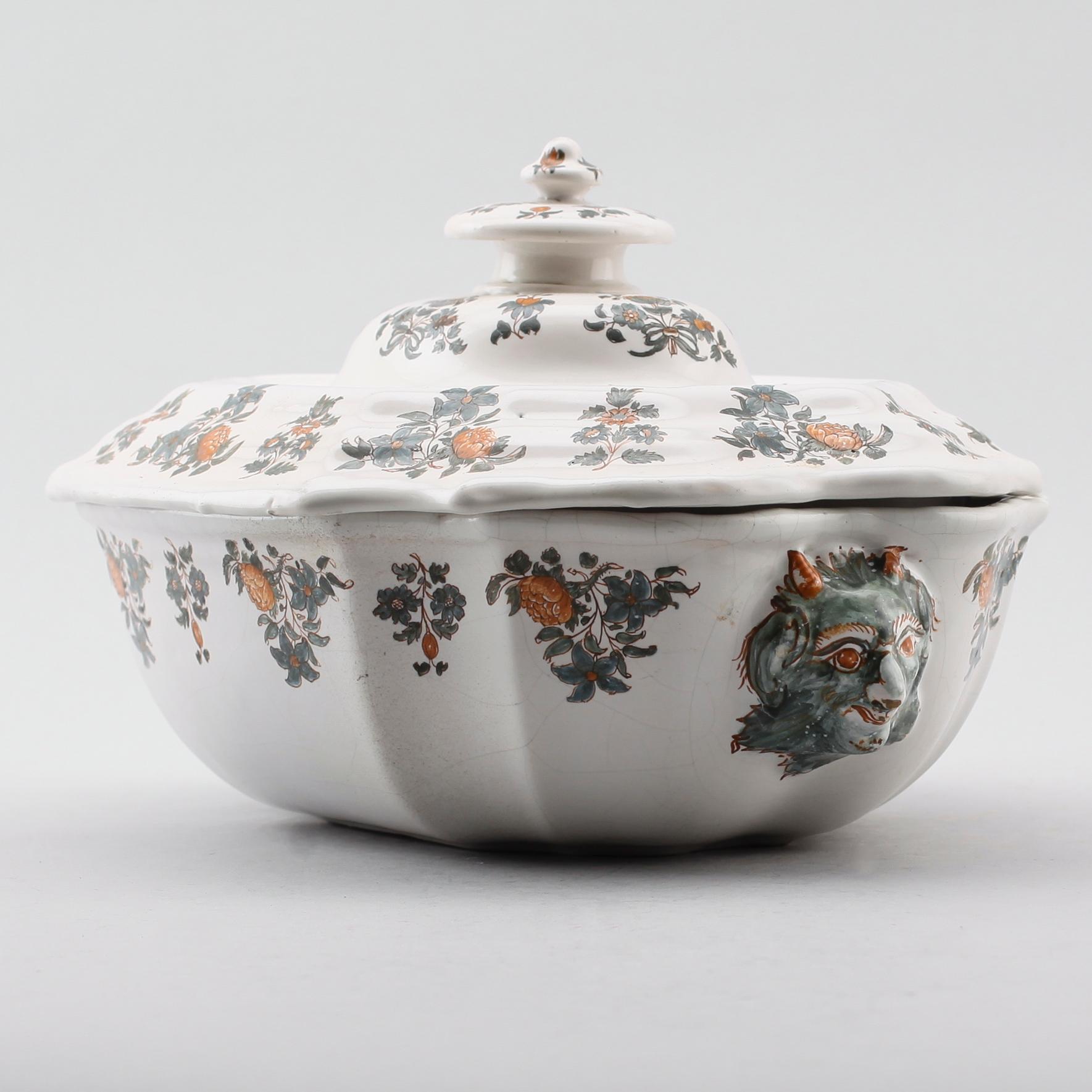 TERRIN med lock, fajans, märke för Joseph Olérys, Moustier.