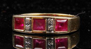 RING, 18 K guld, 3 rubiner samt 4 diamanter.