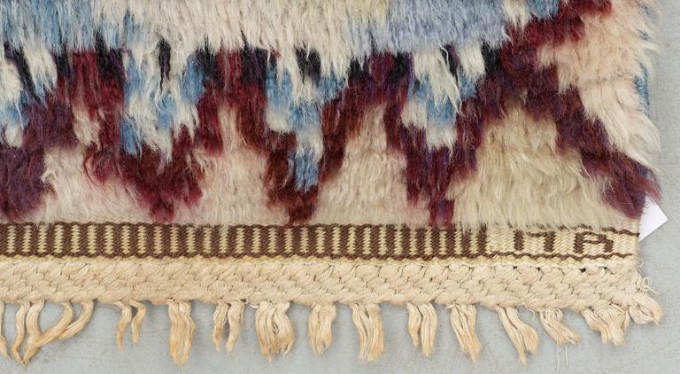 RUG. "Fjädern, blå". Rya (knotted pile). 157,5 x 88,5 cm. Signed AB MMF MR.