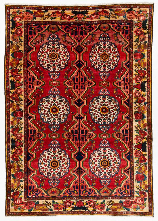 A Chahar Mahal Va Bakhtiari carpet, semiantik, c. 310 x 222 cm.