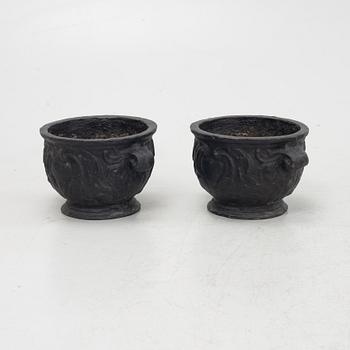 A pair of cast iron garden urns, 'Barockurnan', Näfvqvarns Bruk, Sweden, 20th century.