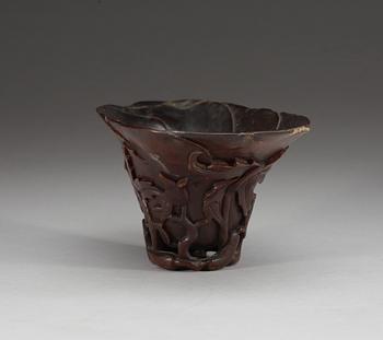 VINOFFERBÄGARE, noshörningshorn. Qing dynastin, Kangxi (1662-1722).