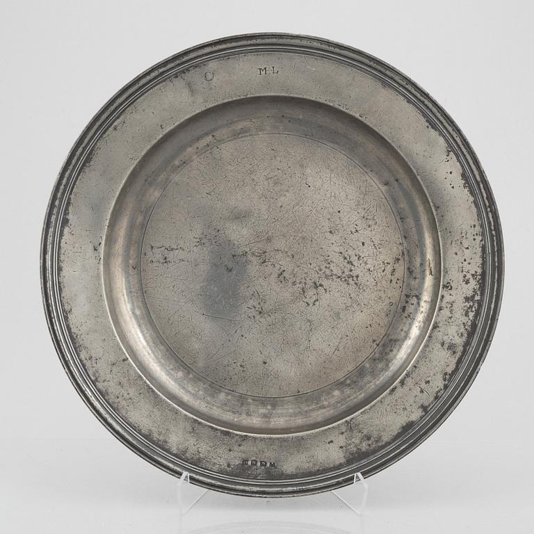 An English pewter charger, first part 18th century.