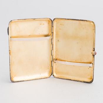 Cigarettetui, silver, med lyra stämplad i Kiev 1828-1887, etuiet stämplat Pjotr Baskakov, Moskva 1908.