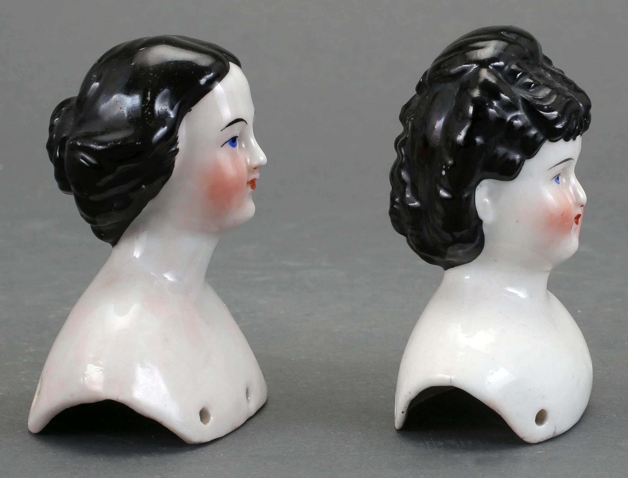 DOCKHUVUDEN, 2 st, porslin. 1800-talets andra hälft.