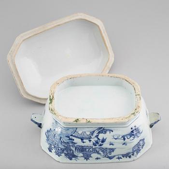 TERRIN MED LOCK, porslin, Kina, Qianlong 1736-1795.