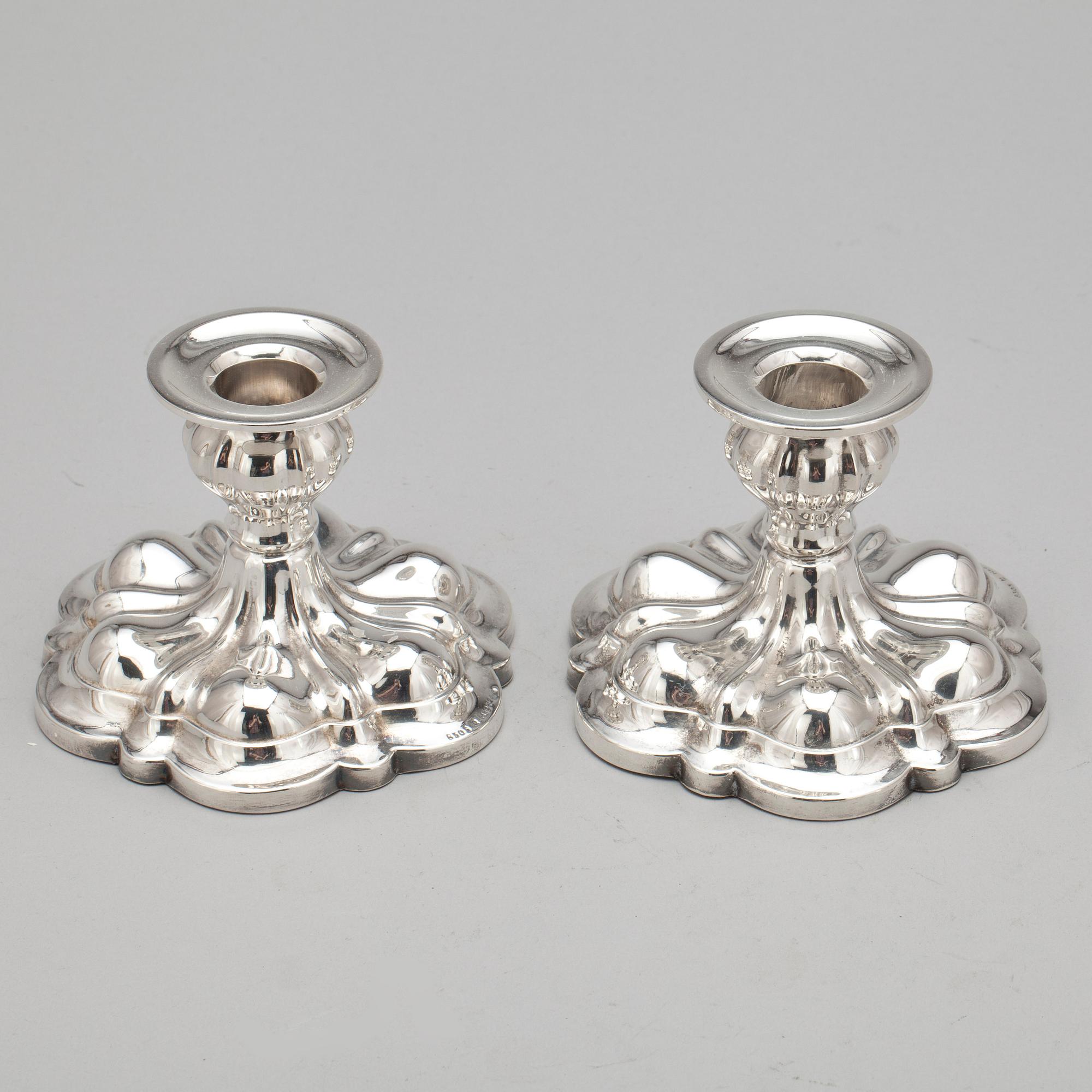 LJUSSTAKAR, ett par, silver, med svenska importstämplar, 1900-tal.