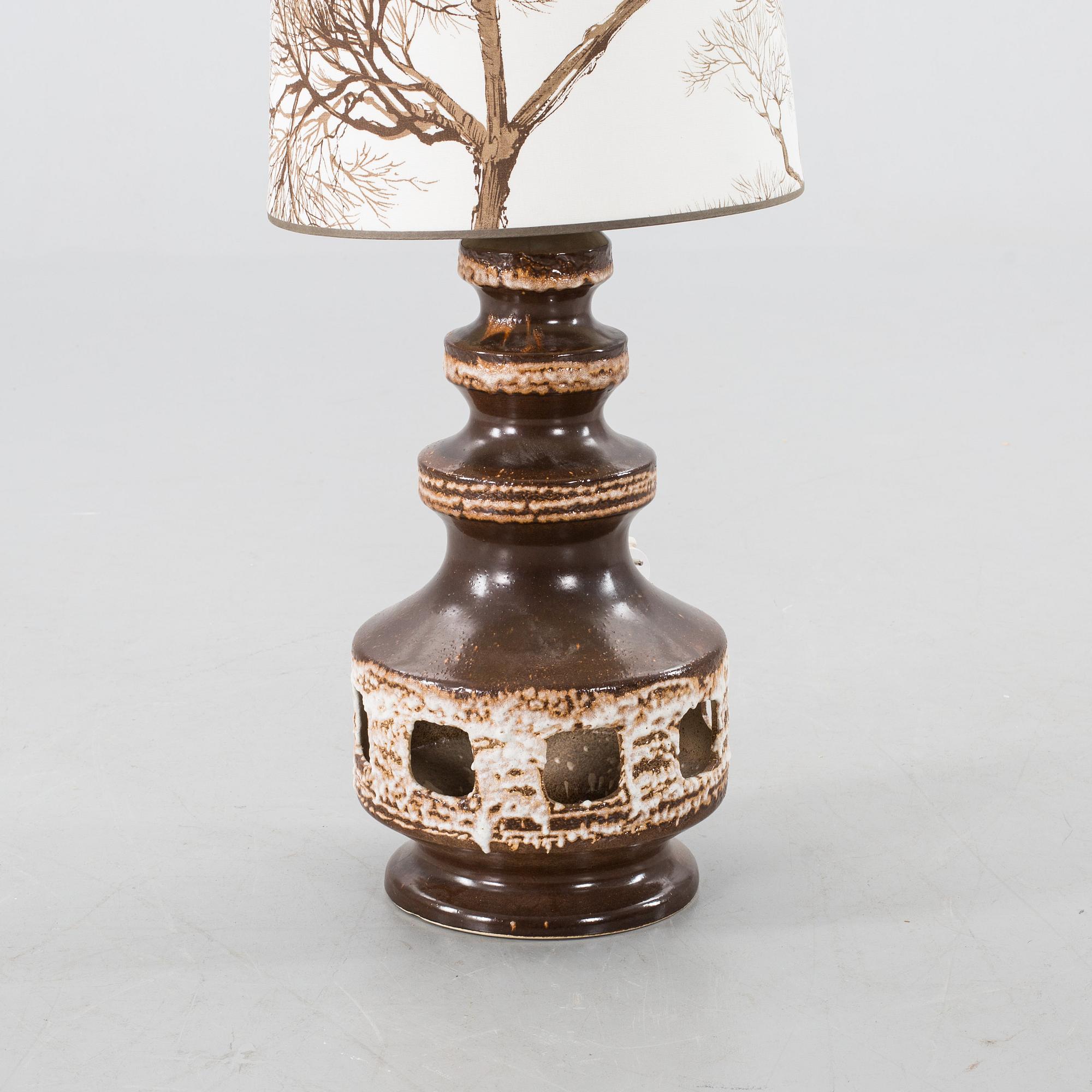 A 1960/70´S CERAMIC FLOOR LAMP.