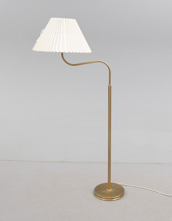 GOLVLAMPA, modell 2368/2148, "Stora Kamelen", Josef Frank, Firma Svenskt Tenn.