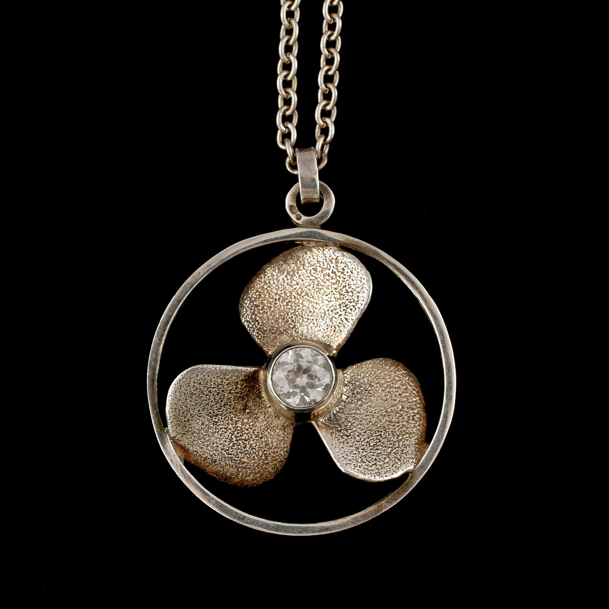 RINGAR, 2 st samt HÄNGE med KEDJA, silver, 1900-talets andra hälft. Total vikt 40 g.