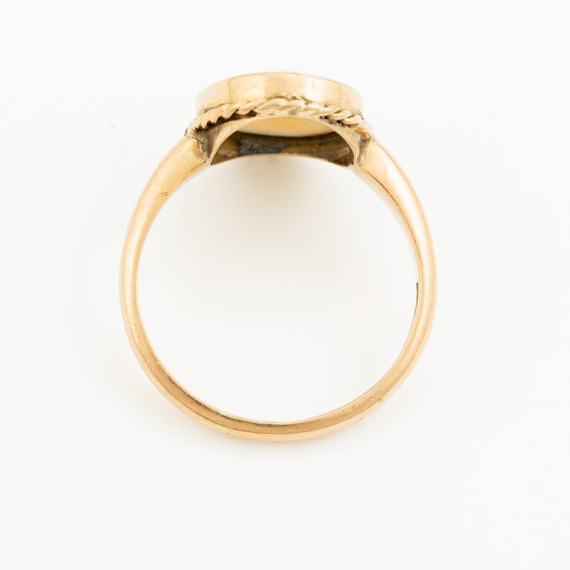 Ring 18K gold with a shell cameo.