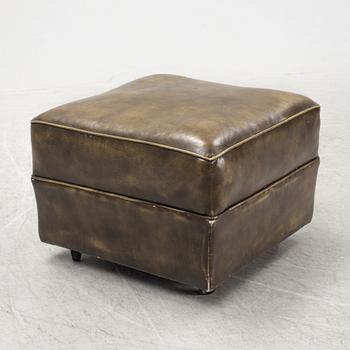 Fåtölj med fotpall, 1900-talets andra hälft.