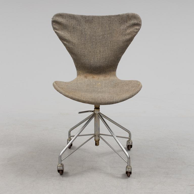 ARNE JACOBSEN, kontorsstol, "Sjuan", Fritz Hansen, 1963.