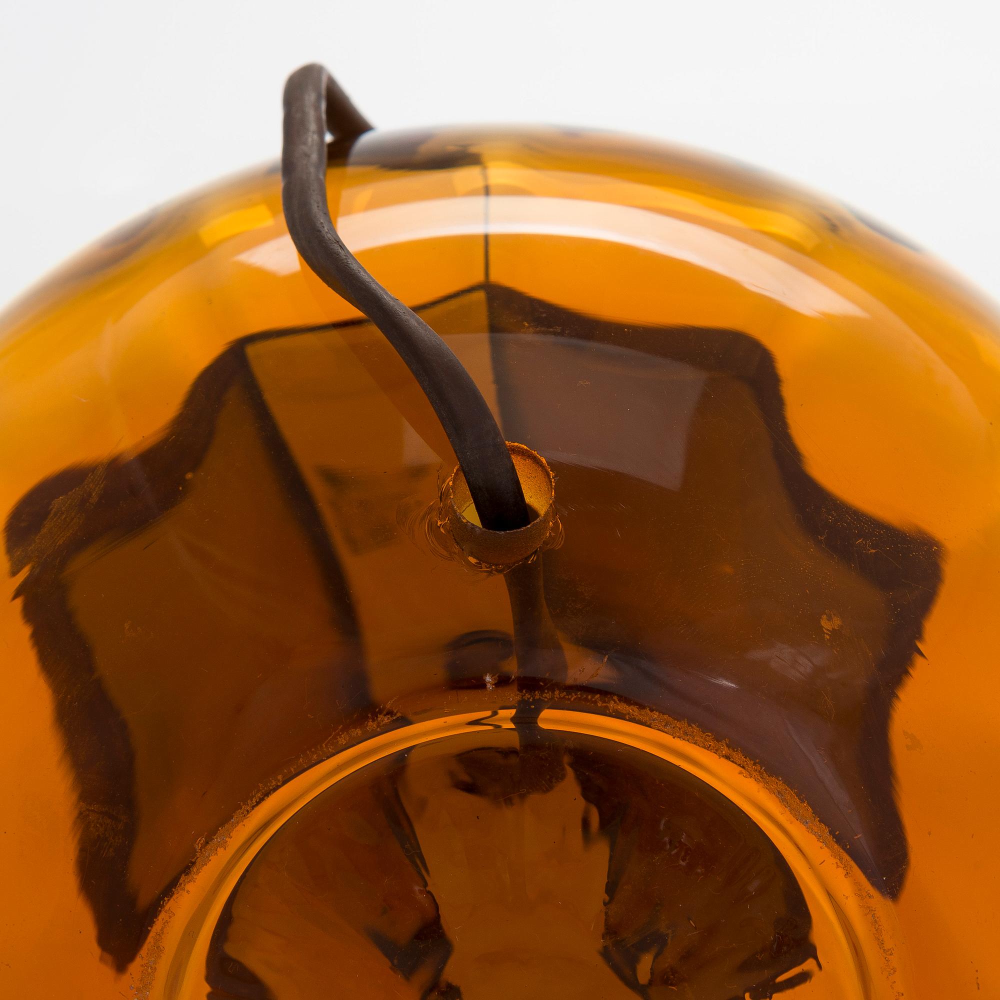 A 1930s-40s model 12501 table lamp, manufacturer Kauklahden Lasitehdas, Finland.