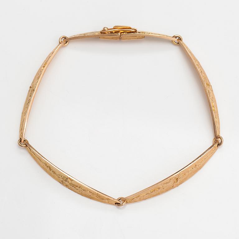 Björn Weckström, A 14K gold bracelet "Relief". Lapponia 1965.