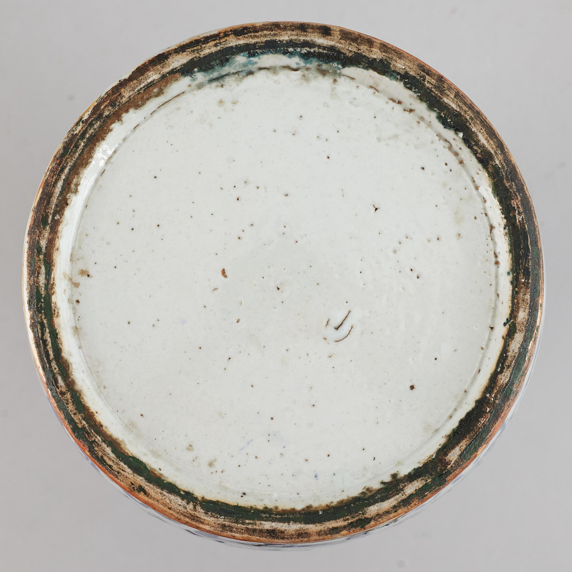 A blue and white floor vase, Qing dynasty, 19th century.