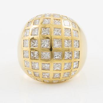 Ring 18K guld bombémodell med prinsesslipade diamanter.