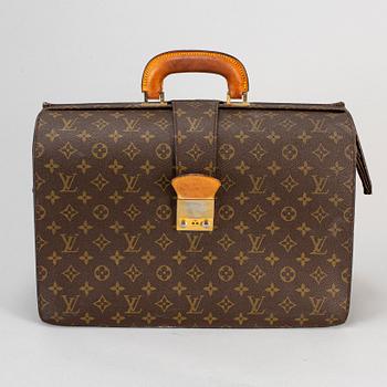 LOUIS VUITTON, a monogram canvas 'Serviette fermoir'.