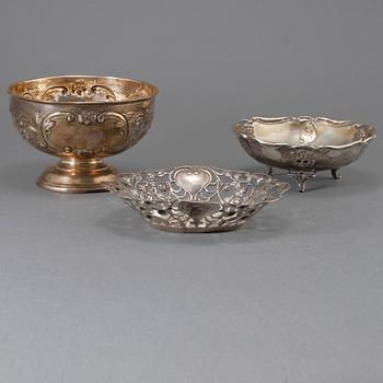 BRÖDKORG samt SKÅLAR, 2 st, silver, 1900-tal. Vikt ca 590 gram.