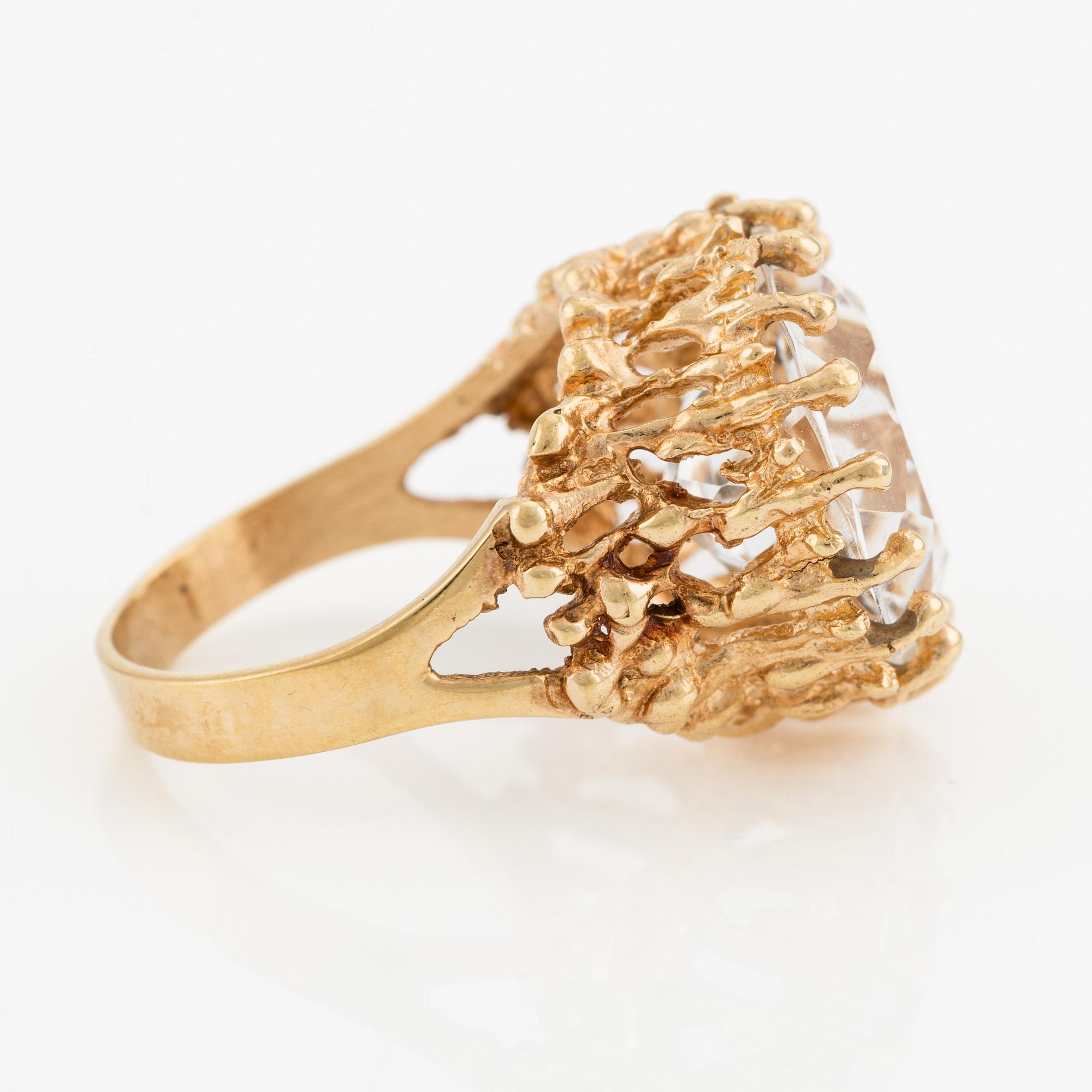 Ring 18K guld med fasettslipad bergkristall.