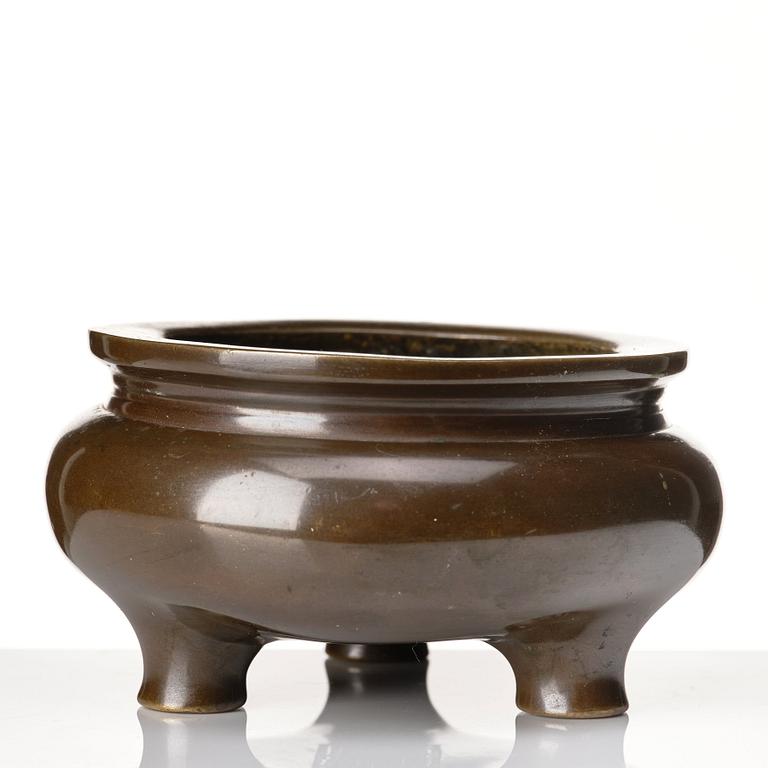 A bronze tripod censer, Qing dynasty (1664-1912).