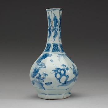 A blue and white bottle, Transition 17th century.