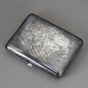 CIGGARETTETUI, silver, niellodekor, Ryssland sent 1800-tal. Vikt ca 102 gram.