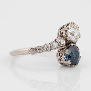 Ring platina med gammalslipade diamanter och en fasettslipad safir.