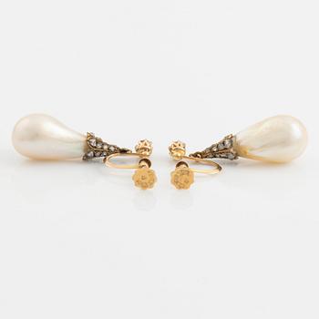 A pair of 18K gold earrings with drop-shaped pearls.
