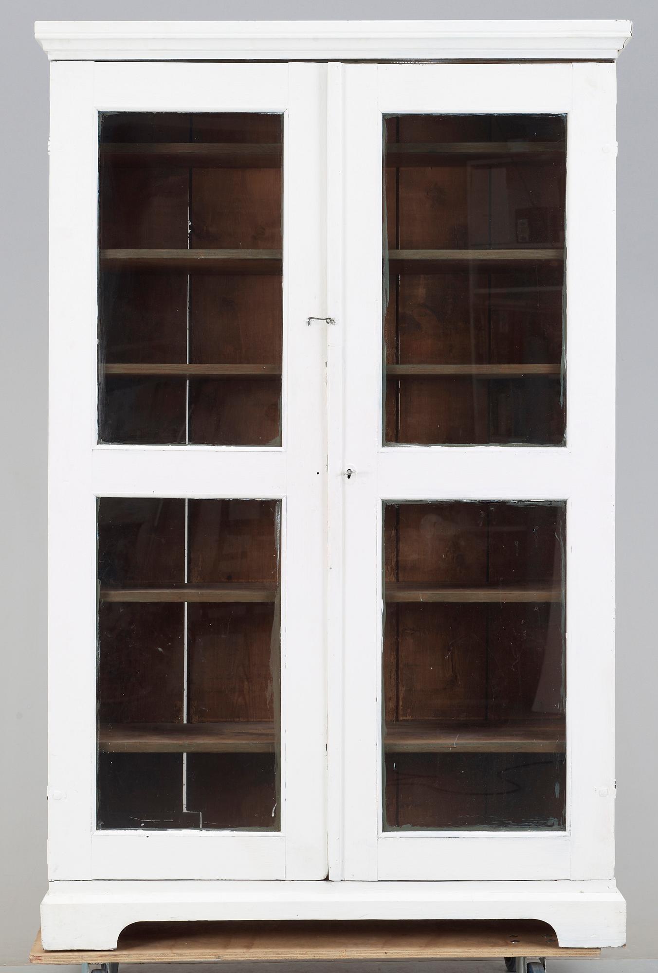 VITRINSKÅP. 1800-tal.