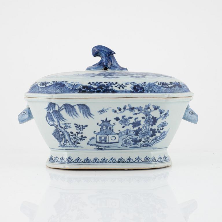 A blue and white tureen with cover, Qing dynasty, 18th Century.
