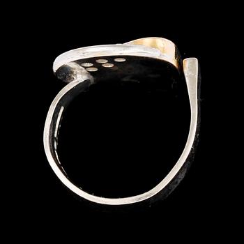 RING, 18 k vitguld med små diamanter, tot ca 0,10 ct samt opal. Elon Arenhill Malmö 1999. Vikt 10 g.