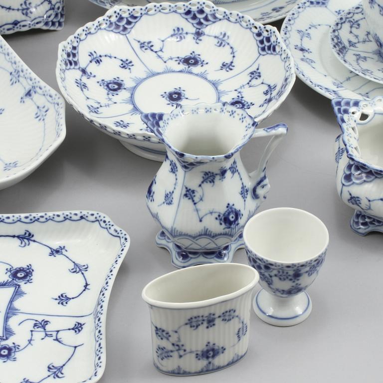 SERVISDELAR, 140 delar, "Musselmalet", porslin, Royal Copenhagen, 1900-talets andra hälft.