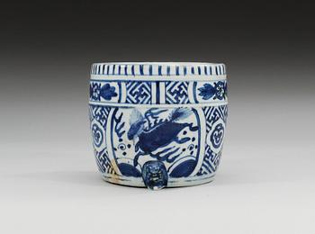 RÖKELSEKAR, porslin. Tripod. Ming dynastin, Wanli (1573-1619).