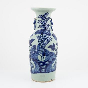 A large Chinese porcelain vase, late Qing dynasty, 19th Cnetury.
