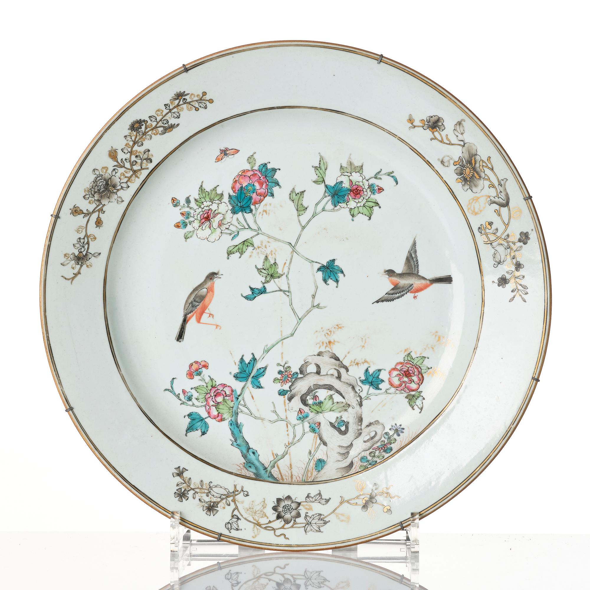 A large Chinese famille rose grisaille dish and a pair of plates, Qing dynasty, Yongzheng (1723-35).