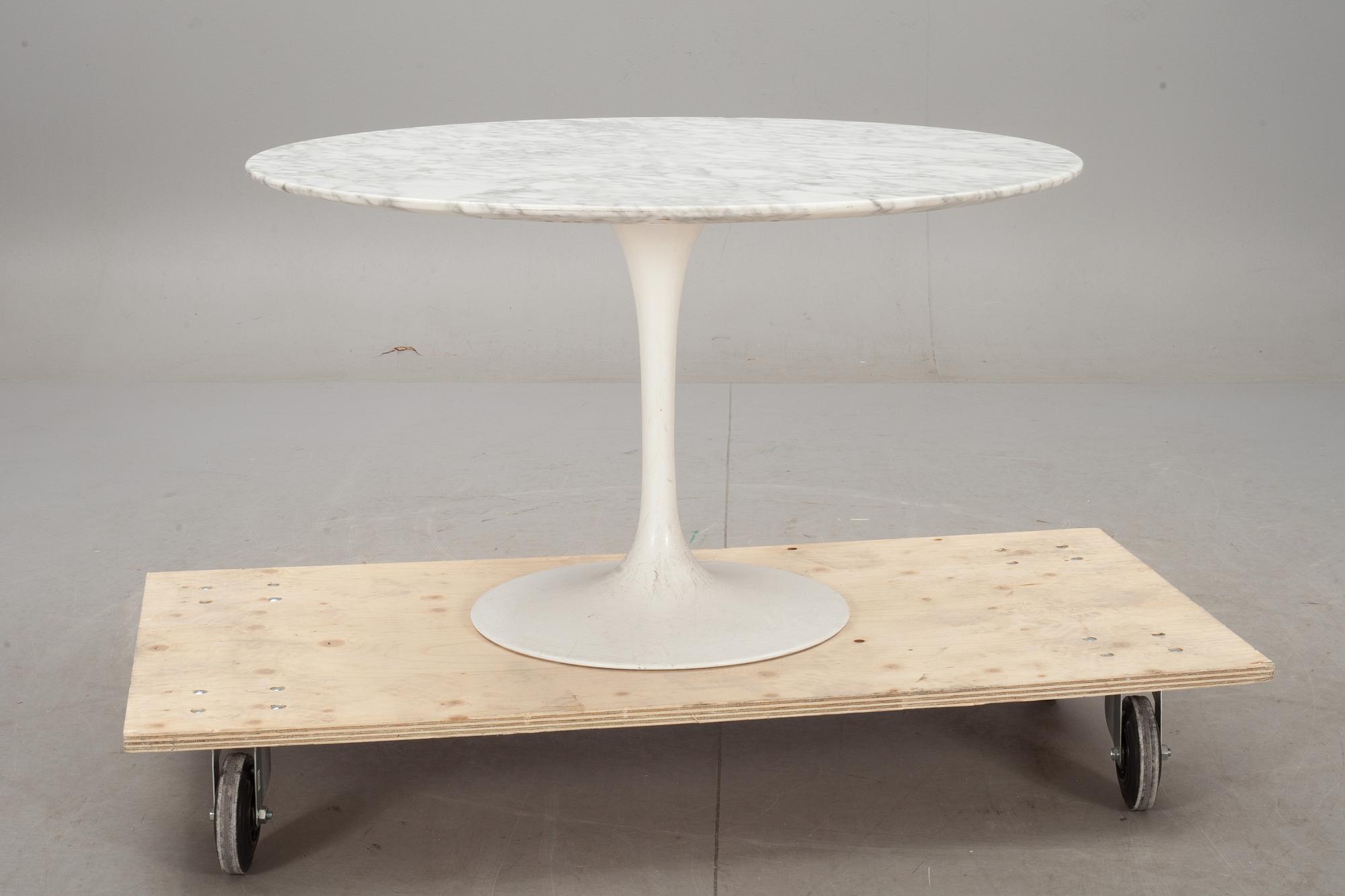 EERO SAARINEN, soffbord, "Tulip", Knoll International, USA.