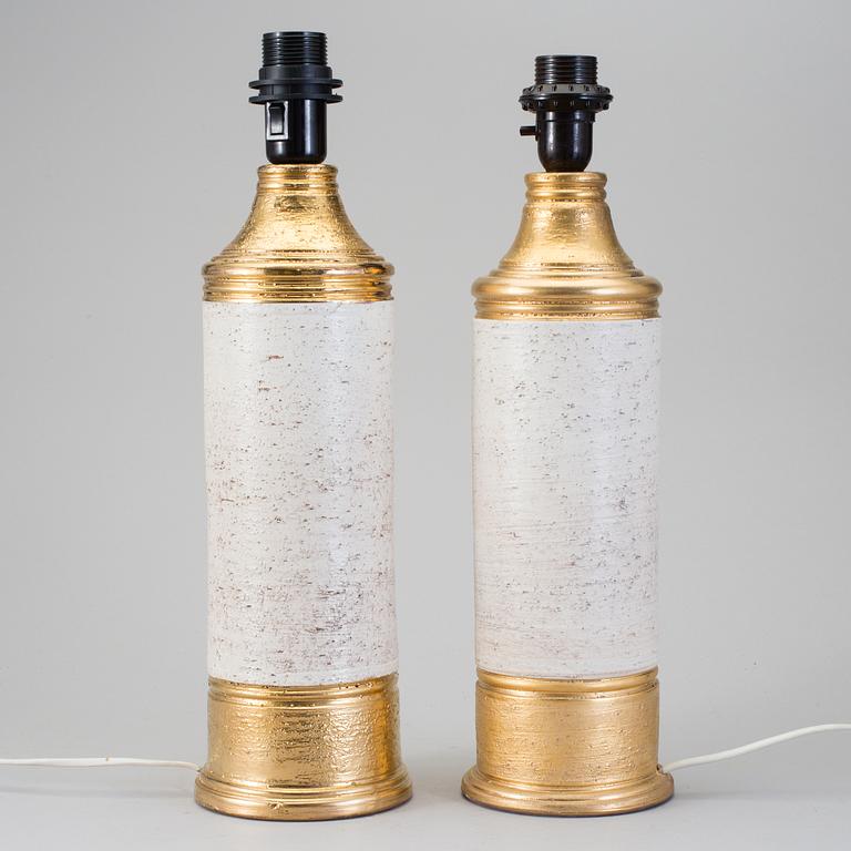 BORDSLAMPOR, 2 stycken, chamotterat lergods. Bitossi, Italien, 1960-70-tal.