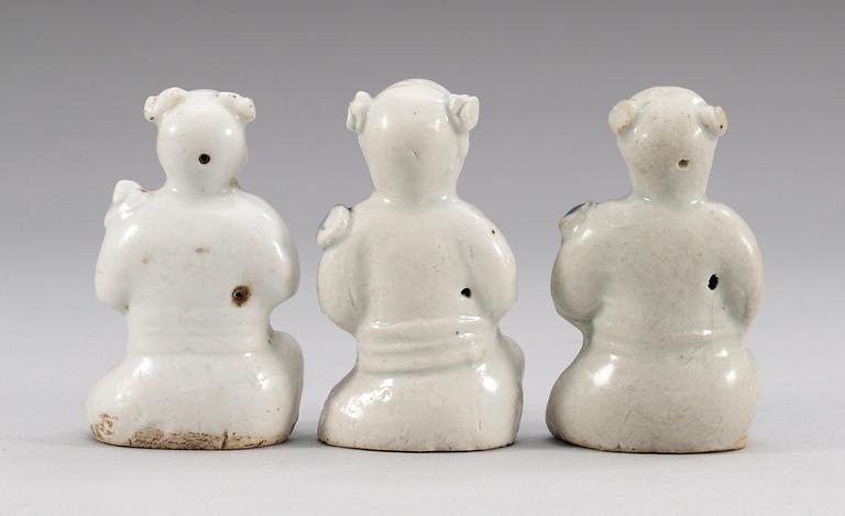 FIGURINER, tre stycken, porslin. Qing dynastin.