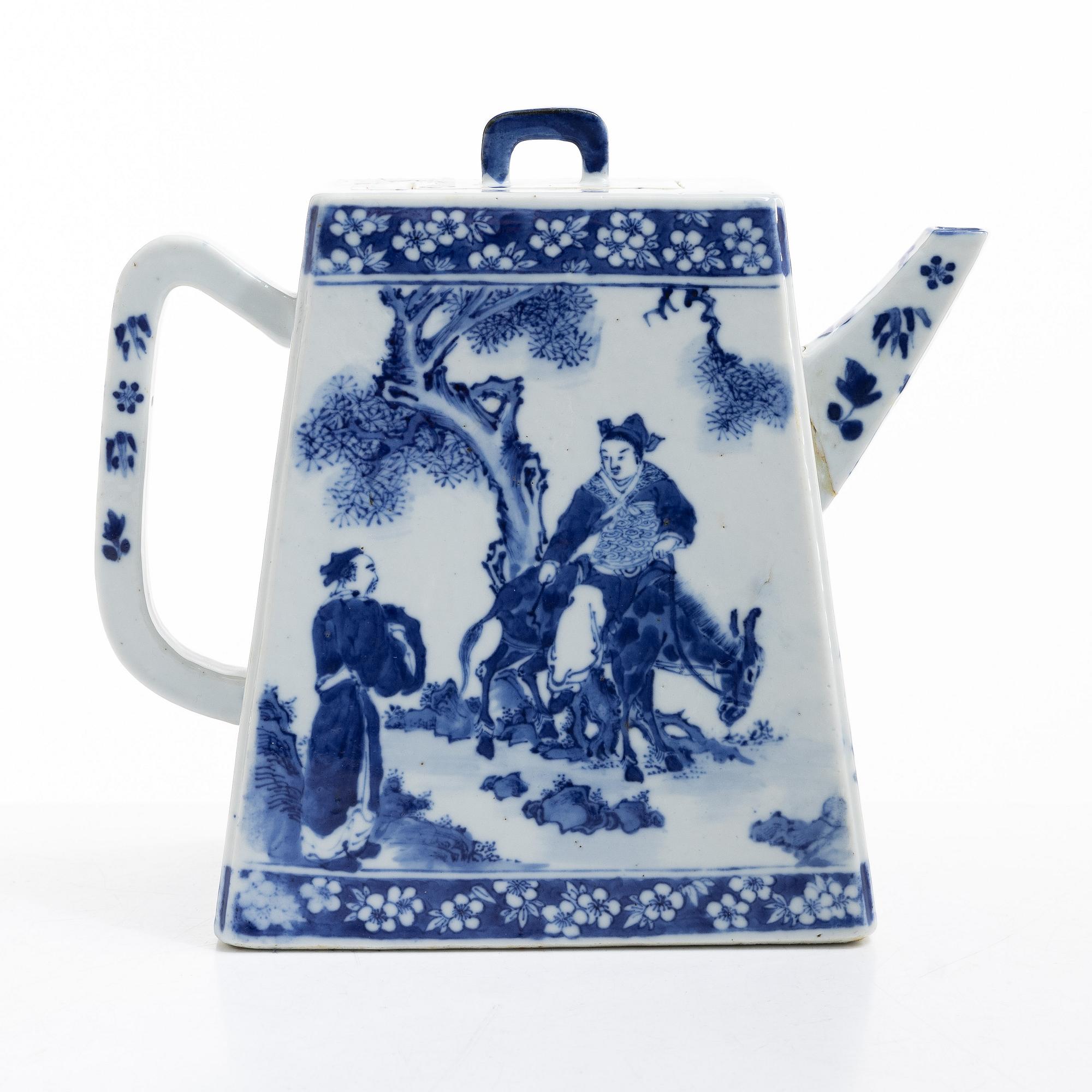 A large blue and white tea pot with cover, Qing dynasty, 19th century.