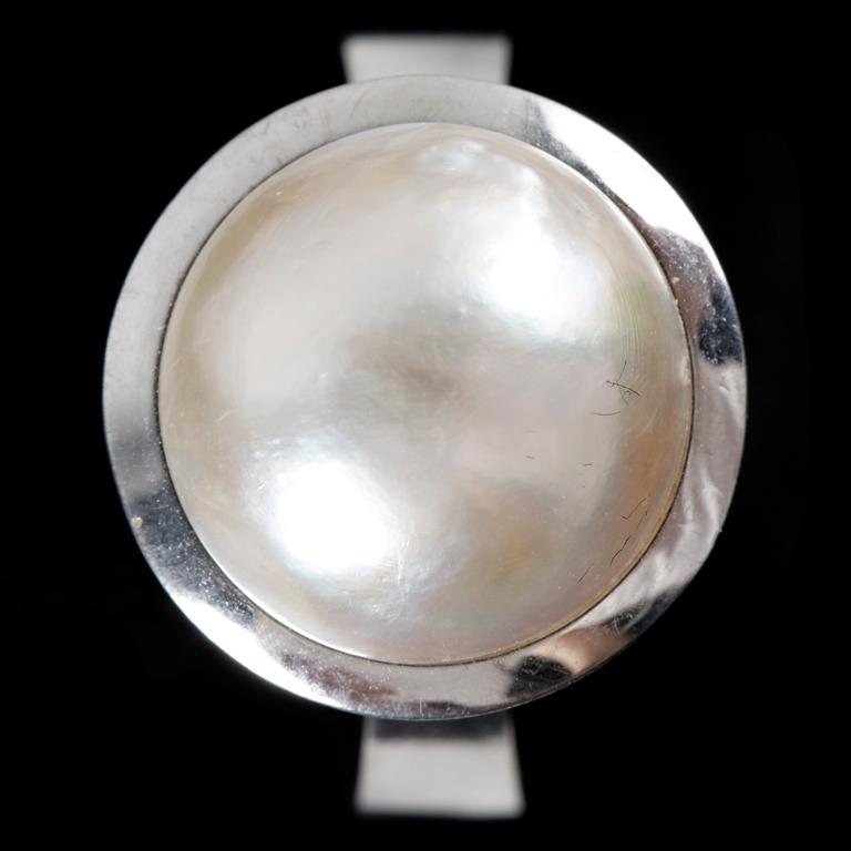 RING, 18k vitguld med odlad mabepärla, 1977.