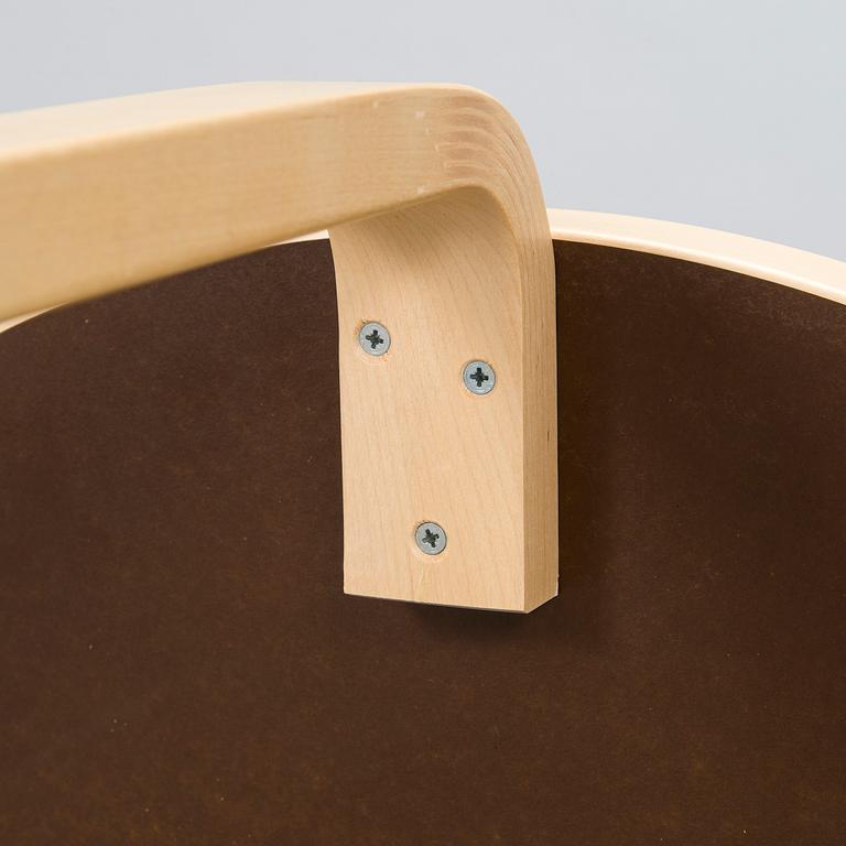 Alvar Aalto, Lastenkaluste, 3 osaa,  pöytä ja jakkaroita 3 kpl, yhteistyö Moomin Characters 2013.