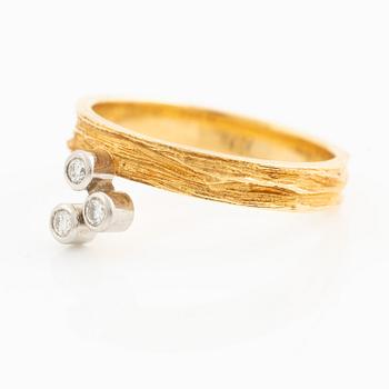 Björn Weckström, ring, 18K guld med tre runda briljantslipade diamanter, Finland 1975. För Lapponia.