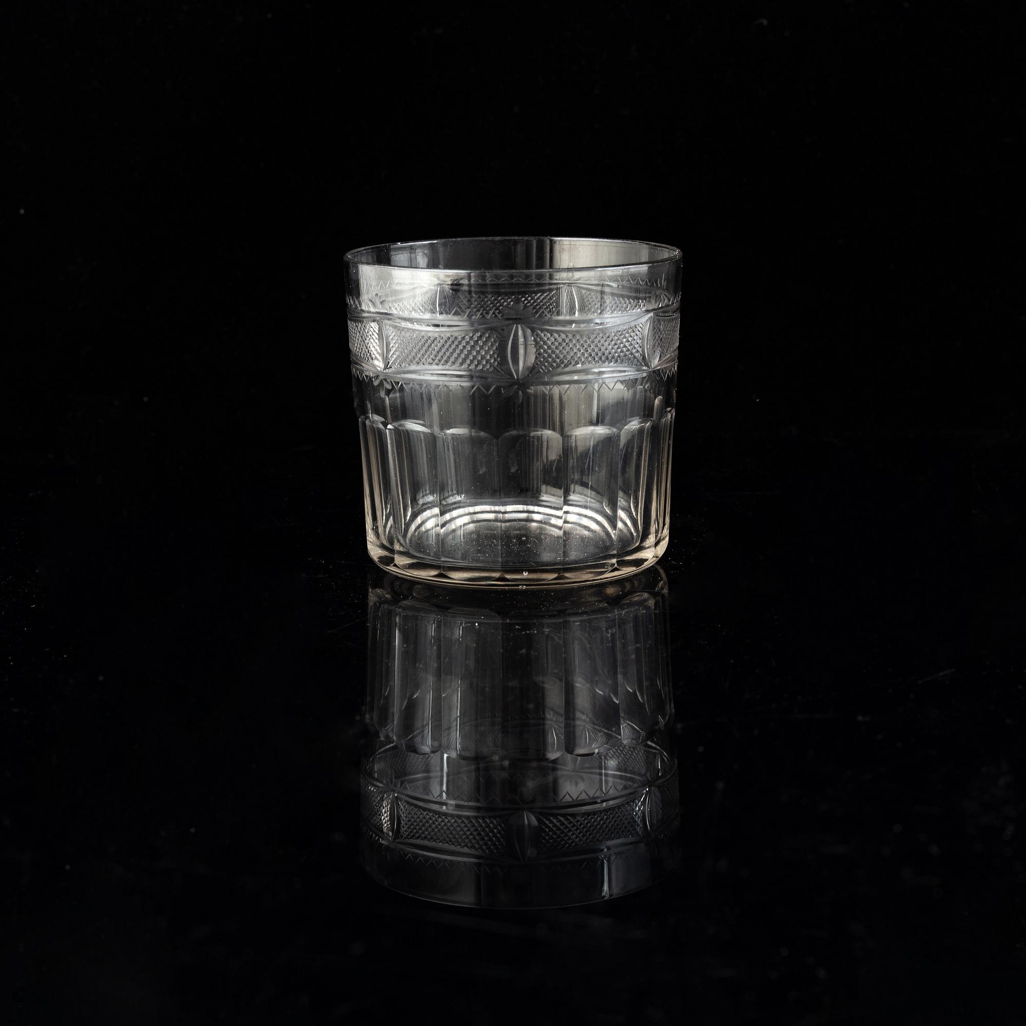Gerda Strömberg, an early 20th century 37-pcs glass servis "Hörningsholm", Strömbergshyttan, Sweden.