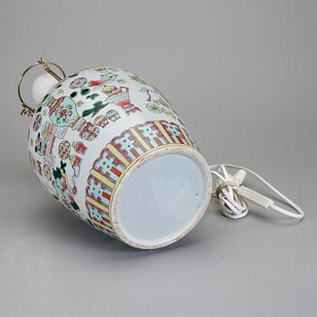 BORDSLAMPA, porslin, Kina, 1900-tal.